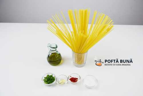 Paste aglio, olio, peperoncino (reteta traditionala italiana) Paste aglio, olio, peperoncino (reteta traditionala italiana)