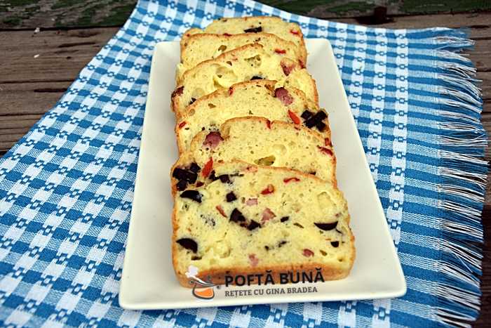 Chec aperitiv pufos, cu sunca, ardei si cascaval