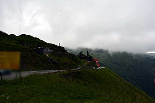 Cred in Dumnezeu, dar mi s-a acrit de popi si de biserica
