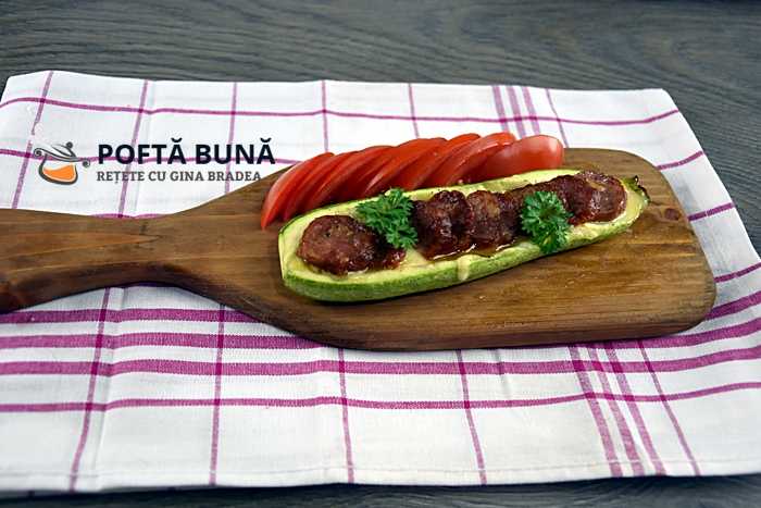 Dovlecei gratinati la cuptor Corabioare din dovlecei cu carnati si cascaval 2 700x467 - Dovlecei gratinati la cuptor