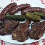Friptura de porc la tava cu carnati de casa Friptura de porc la tava cu carnati de casa
