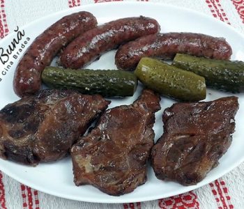 Friptura de porc la tava cu carnati de casa Friptura de porc la tava cu carnati de casa