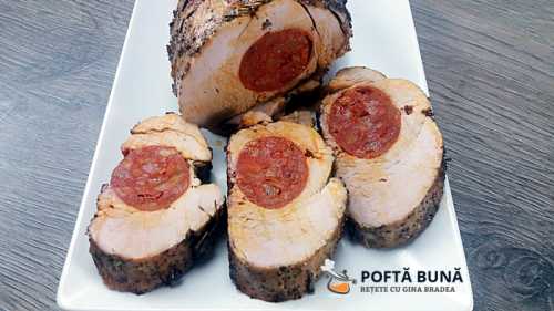 Muschiulet de porc umplut cu carnat afumat, in crusta de ierburi cu piper