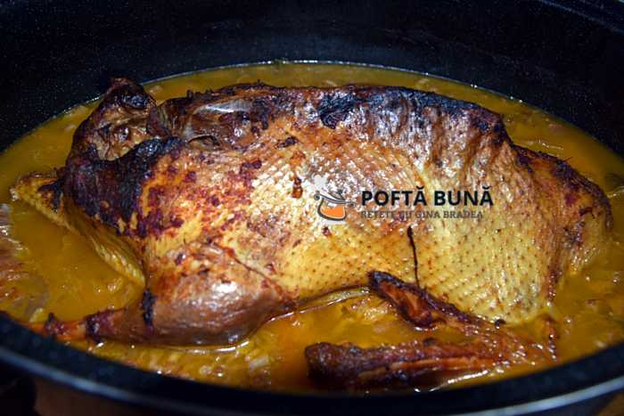 Rata umpluta cu sarmale din piept de rata, reteta festiva veche