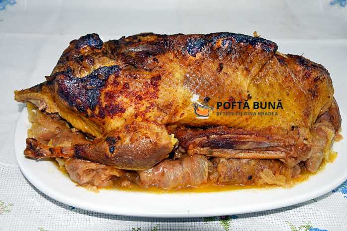 Rata umpluta cu sarmale din piept de rata, reteta festiva veche