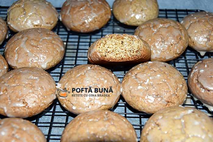 Turta dulce glazurata, moale si aromata, reteta veche