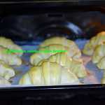 Cornuri aperitiv fragede si pufoase, croissante rapide cu branza Cornuri aperitiv fragede si pufoase, croissante rapide cu branza