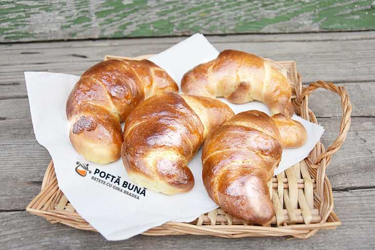 Cornuri pufoase din aluat dospit, cu rahat si halva, reteta de post