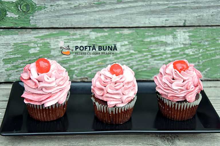 Cupcakes de cacao, cu crema de mascarpone, frisca si fructe de padure