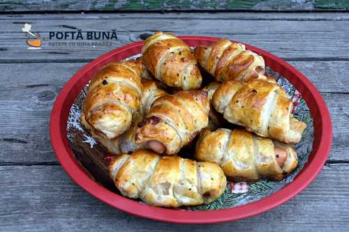 Minicroissante rapide cu crenvursti in foietaj Minicroissante rapide cu crenvursti in foietaj