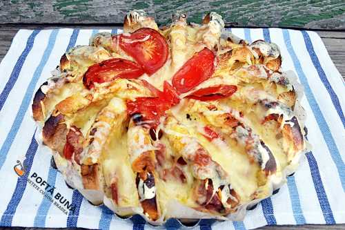 Pizza din felii de paine Pizza din felii de paine, salam, branza, rosii si cascaval