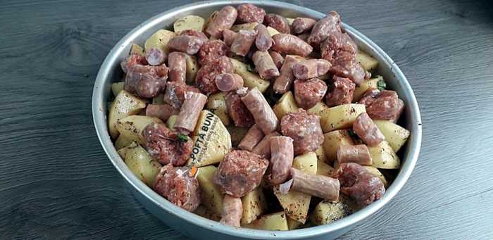 Cartofi noi cu carnati si usturoi, la cuptor