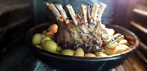 Cotlet, coronita de porc rack, cuptor, fraged si aromat Cotlet, coronita de porc rack, cuptor, fraged si aromat