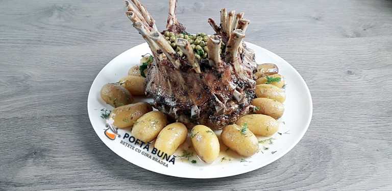 Cotlet, coronita de porc rack, la cuptor, fraged si aromat