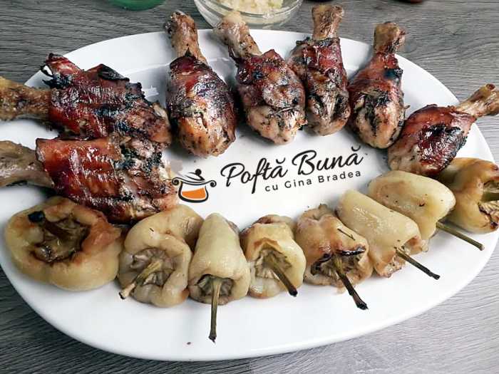Pulpe de pui invelite in bacon la gratar, cu ardei copti si mujdei Pulpe de pui invelite in bacon la gratar, cu ardei copti si mujdei