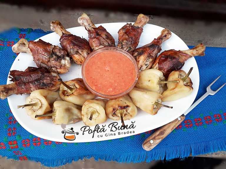 Pulpe de pui invelite in bacon la gratar, cu ardei copti si mujdei