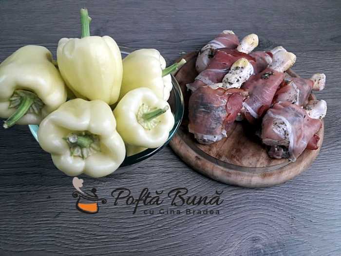 Pulpe de pui invelite in bacon la gratar, cu ardei copti si mujdei Copanele de pui la gratar cu ardei copti si mujdei 3 700x525 - Pulpe de pui invelite in bacon la gratar, cu ardei copti si mujdei