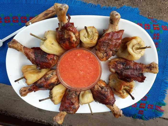 Pulpe de pui invelite in bacon la gratar, cu ardei copti si mujdei