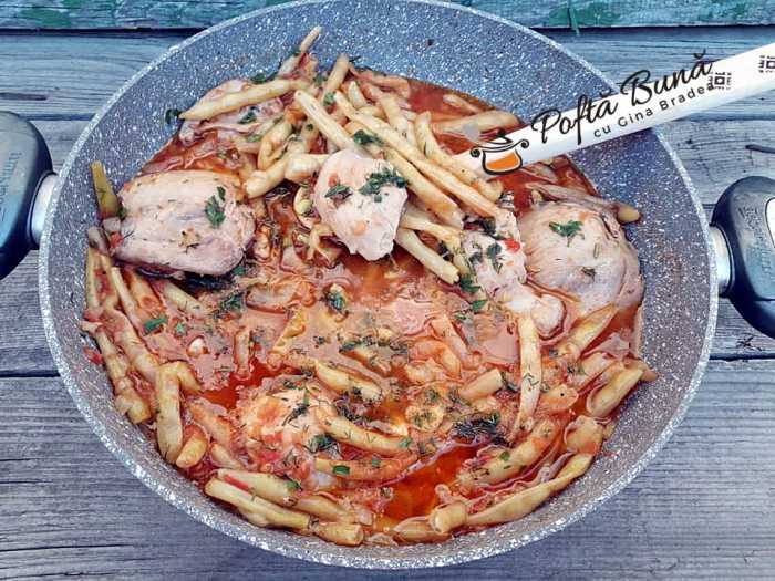 Mancare de pui cu fasole pastai, teci, cu rosii si usturoi