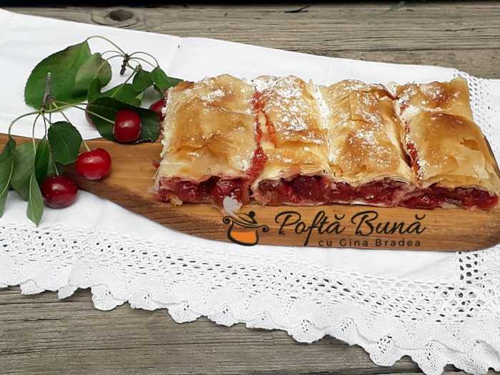 Placinta, strudel cu visine, cirese sau alte fructe