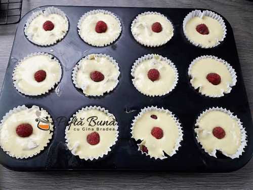 Briose pufoase cu fructe zmeura caise piersici 3 500x375 - Briose pufoase (muffins) cu fructe: zmeura, piersici, caise
