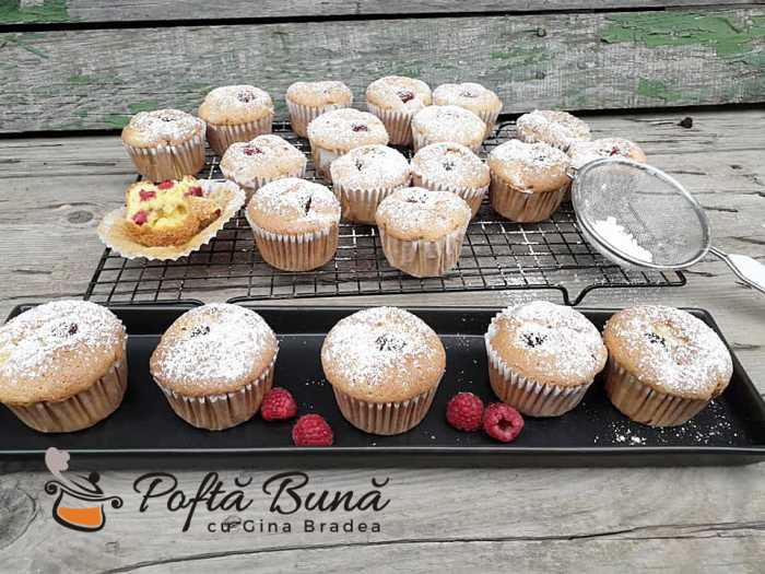 Briose pufoase (muffins) cu fructe: zmeura, piersici, caise