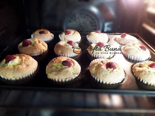 Briose pufoase cu fructe zmeura caise piersici 5 500x375 - Briose pufoase (muffins) cu fructe: zmeura, piersici, caise