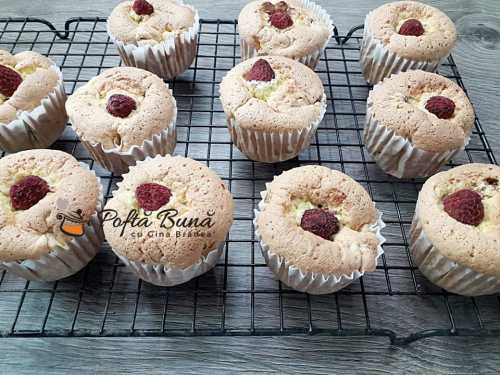 Briose pufoase cu fructe zmeura caise piersici 6 500x375 - Briose pufoase (muffins) cu fructe: zmeura, piersici, caise