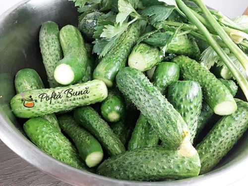 Castraveti cornison in otet, reteta de castraveti bulgaresti opariti de 2 ori Castraveti cornison in otet, reteta de castraveti bulgaresti opariti de 2 ori