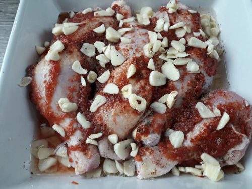 Pulpe de pui la cuptor, in sos de rosii cu usturoi Pulpe de pui la cuptor cu sos de rosii si usturoi 2 500x375 - Pulpe de pui la cuptor, in sos de rosii cu usturoi