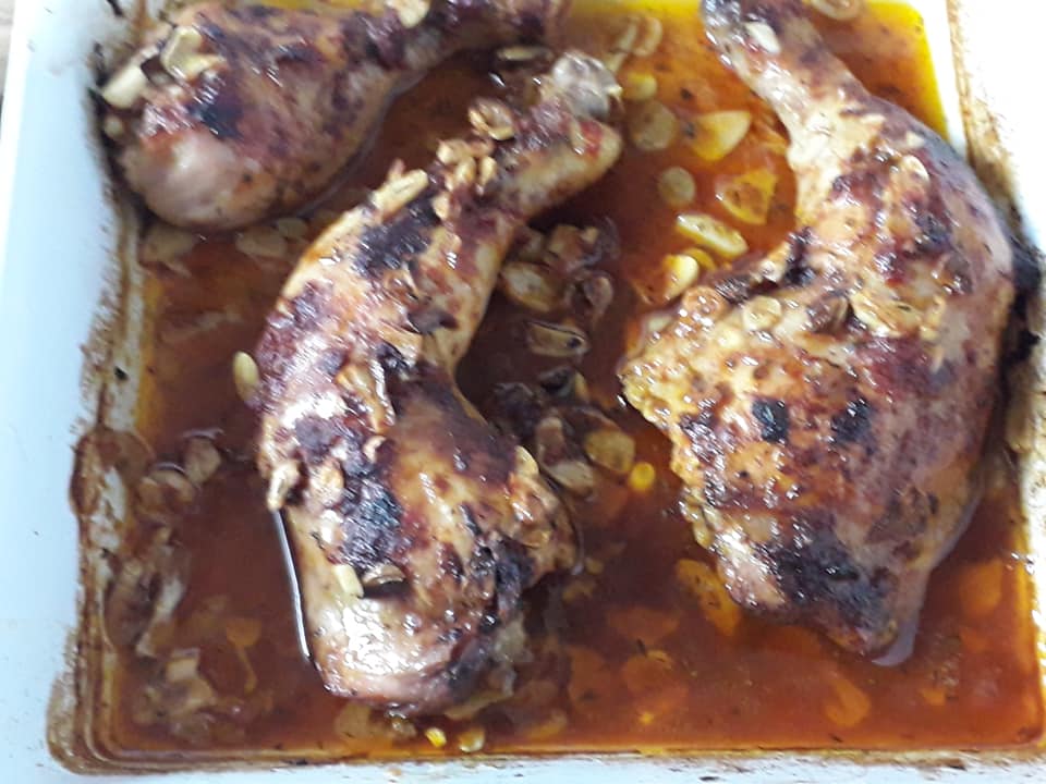 Pulpe de pui la cuptor, in sos de rosii cu usturoi