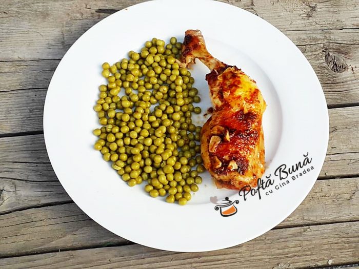 Pulpe de pui la cuptor, in sos de rosii cu usturoi Pulpe de pui la cuptor, in sos de rosii cu usturoi