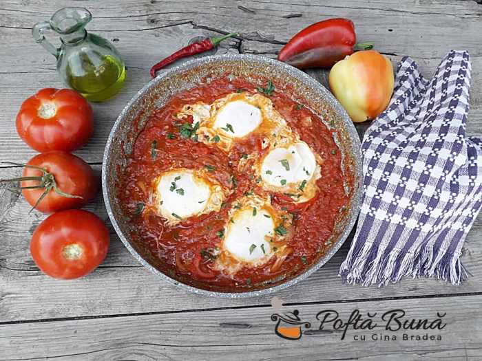 Shakshuka, reteta de oua cu rosii si ardei pentru micul dejun