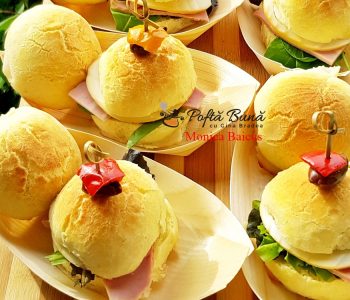 Mini chifle moi si pufoase, ideale pentru aperitive festive Mini chifle moi si pufoase, ideale pentru aperitive festive