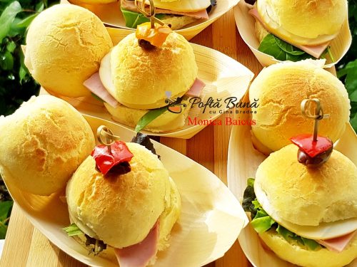 Mini chifle moi si pufoase, ideale pentru aperitive festive Mini chifle moi si pufoase, ideale pentru aperitive festive