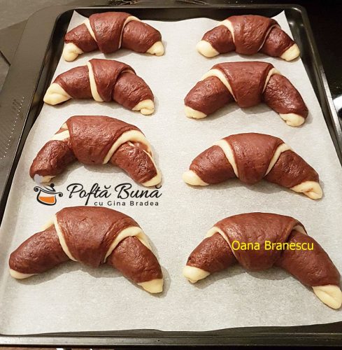 Cornuri bicolore insiropate, pufoase, reteta de cornuri in 2 culori