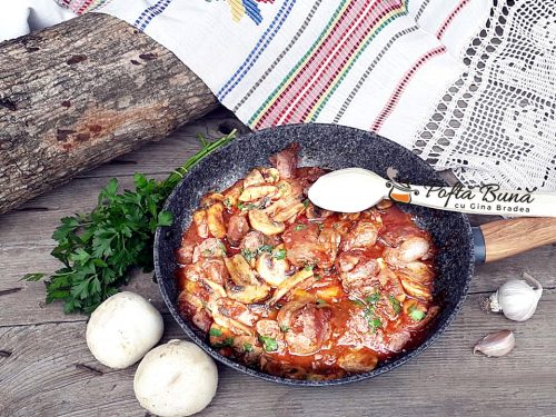Ficatei de pui cu rosii, ciuperci Ficatei de pui cu rosii, ciuperci, vin si usturoi, la tigaie