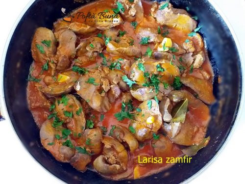 Ficatei cu sos de rosii si usturoi la tigaie, reteta rapida