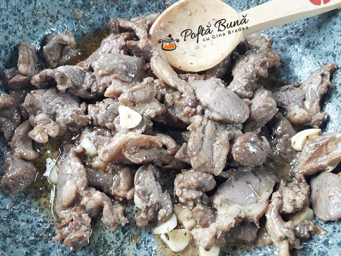 Pastrama de oaie la tigaie