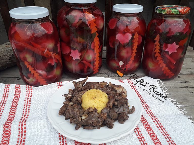 Pastrama de oaie la tigaie, foarte frageda, cu vin alb si usturoi