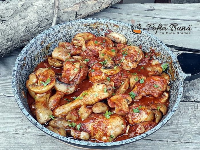 Pui cu rosii, ciuperci si usturoi la tigaie, reteta rapida Pui cu rosii, ciuperci si usturoi la tigaie, reteta rapida