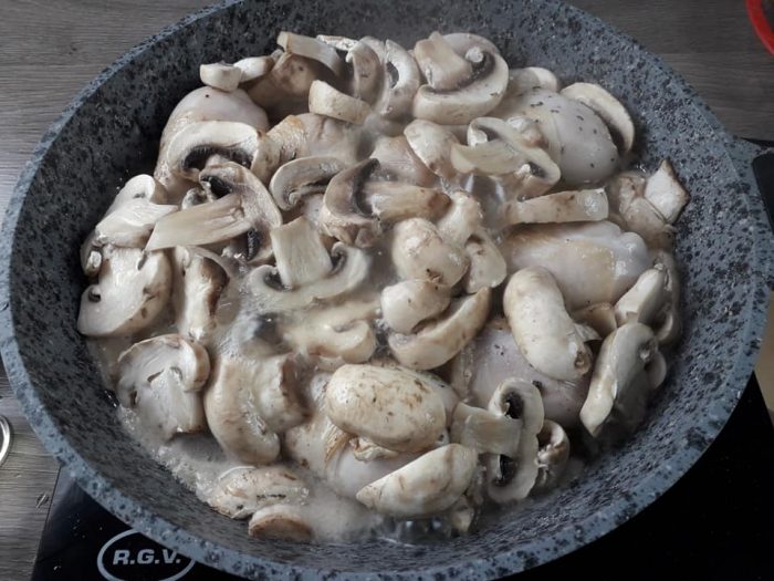 Pui cu rosii, ciuperci si usturoi la tigaie, reteta rapida Pui cu rosii ciuperci si usturoi la tigaie reteta rapida13 700x525 - Pui cu rosii, ciuperci si usturoi la tigaie, reteta rapida