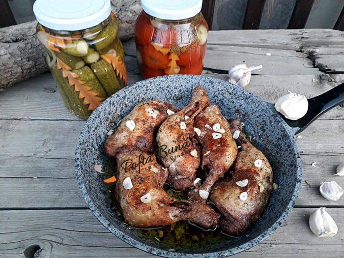 Pui la ceaun sau la tigaie cu usturoi si cimbru