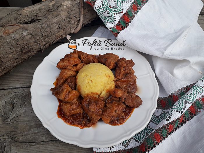 Tochitura dobrogeana, bucovineana sau tochitura de porc cu ceapa