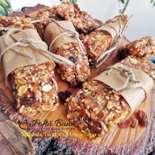 Batoane de cereale cu fructe uscate, miere si seminte Batoane de cereale cu fructe uscate, miere si seminte