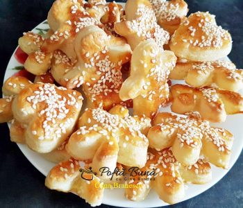 Biscuiti fragezi cu unt, branza si seminte de susan