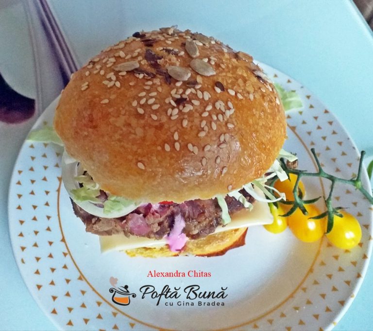 Burger cu friptura de porc, legume si chifle de casa