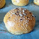 Burger cu friptura de porc, legume si chifle de casa