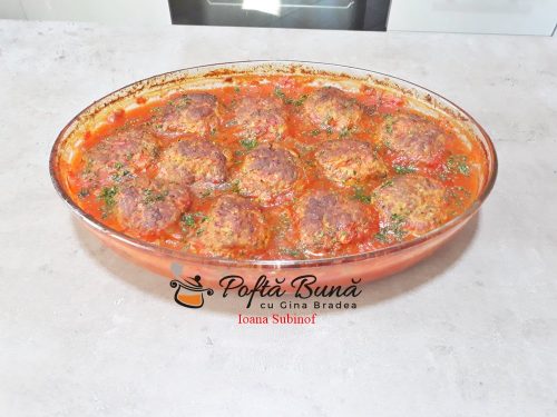 Chiftele la cuptor in sos de ardei cu garnitura de cartofi natur sau piure