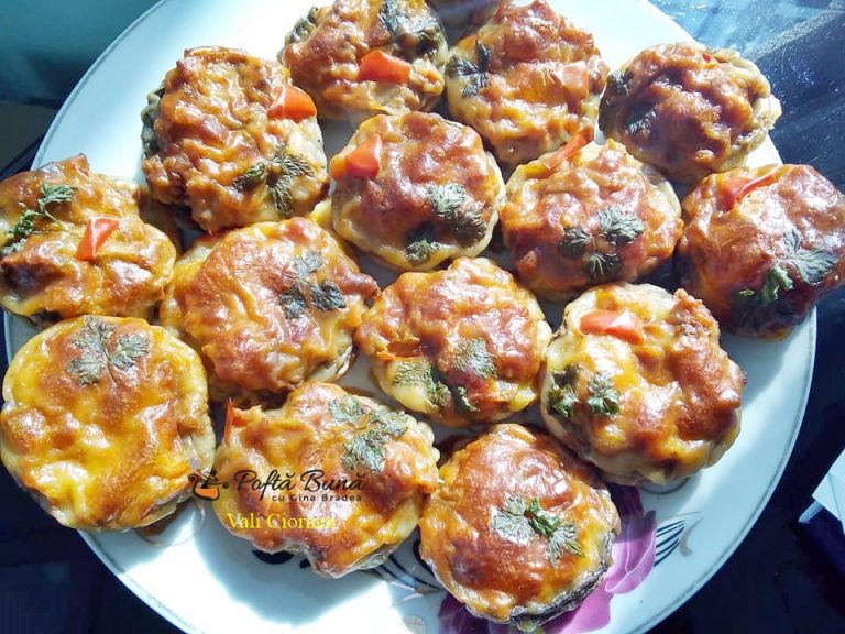 Ciuperci umplute cu carne tocata si cascaval, la cuptor